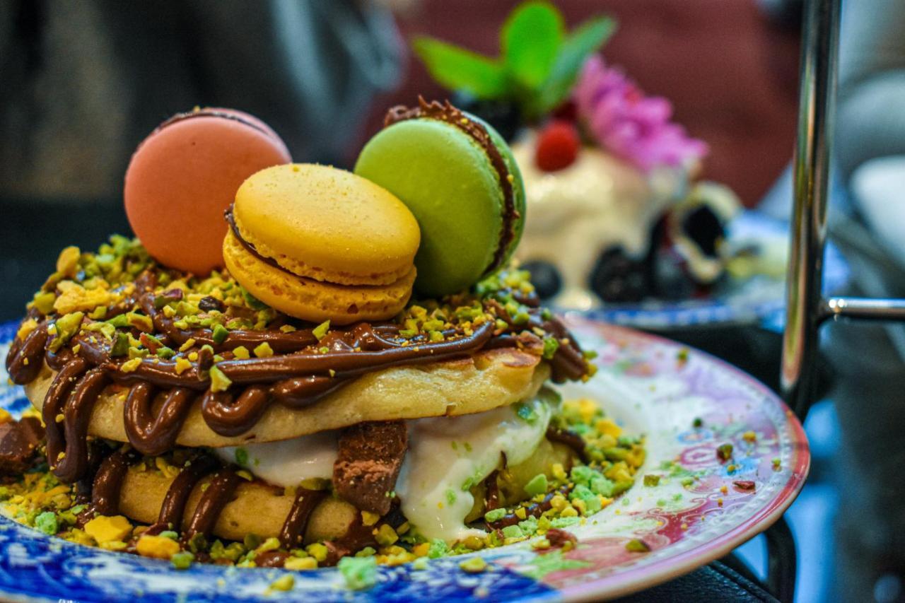 Palazzo Cornalia Hotel Milánó Kültér fotó A mille-feuille with macarons