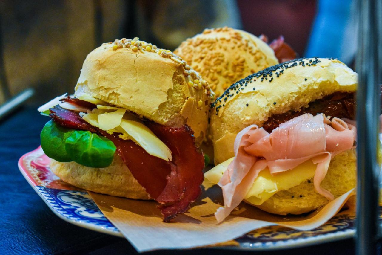 Palazzo Cornalia Hotel Milánó Kültér fotó A selection of sandwiches