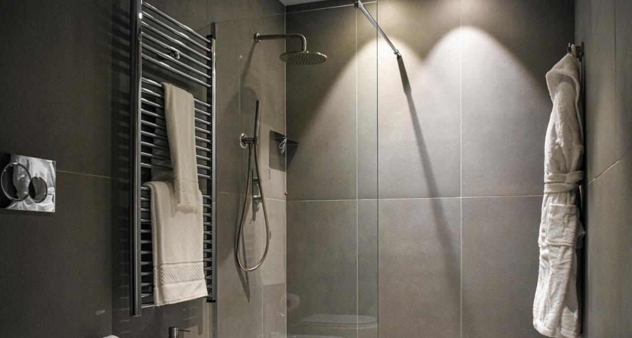 Palazzo Cornalia Hotel Milánó Kültér fotó A shower with a fixed shower head and a handheld shower head
