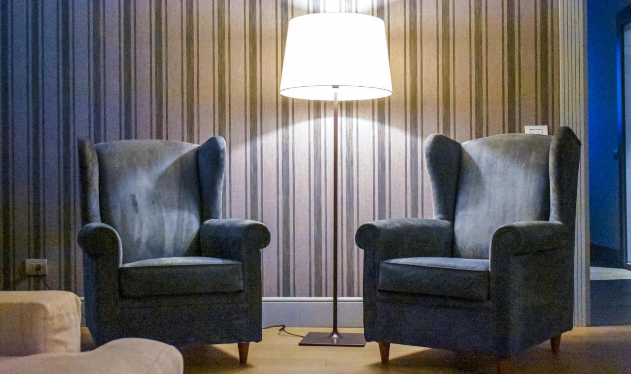 Palazzo Cornalia Hotel Milánó Kültér fotó A floor lamp