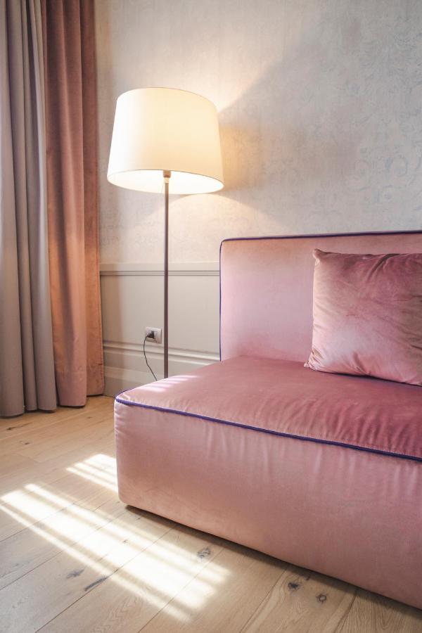 Palazzo Cornalia Hotel Milánó Kültér fotó A sofa in a hotel room