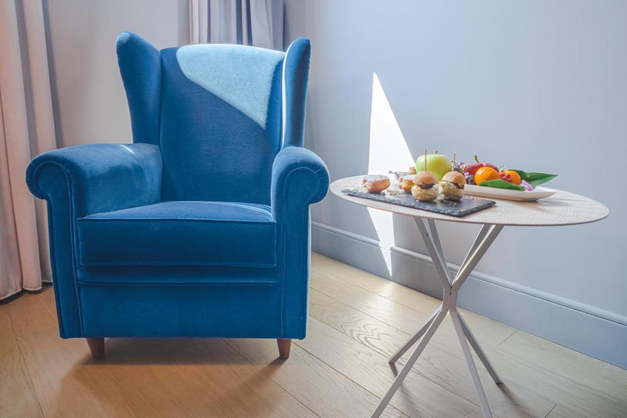 Palazzo Cornalia Hotel Milánó Kültér fotó A blue armchair