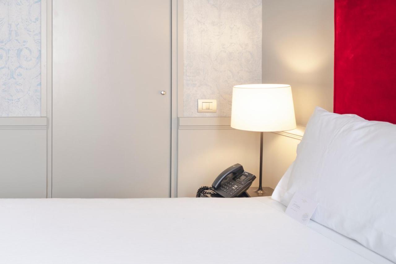 Palazzo Cornalia Hotel Milánó Kültér fotó A telephone in a hotel room