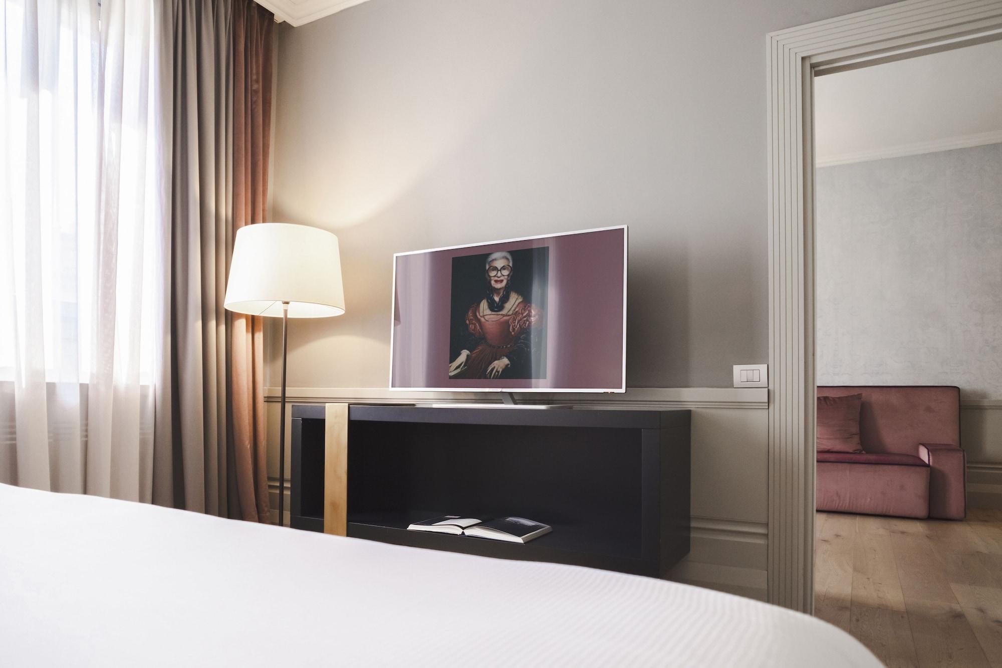 Palazzo Cornalia Hotel Milánó Kültér fotó A television in a hotel room