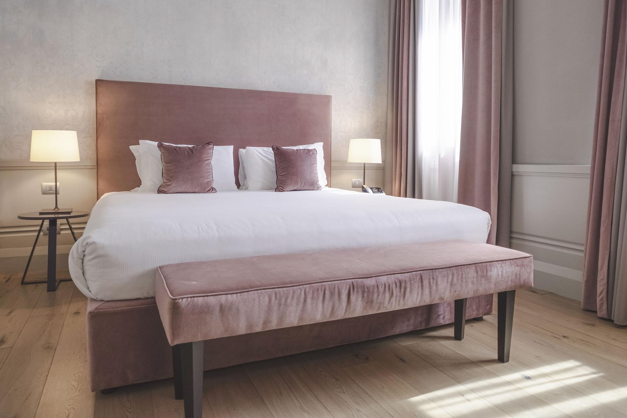Palazzo Cornalia Hotel Milánó Kültér fotó A bedroom at the hotel